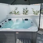 Olive Tree With Jacuzzi Lägenhet *