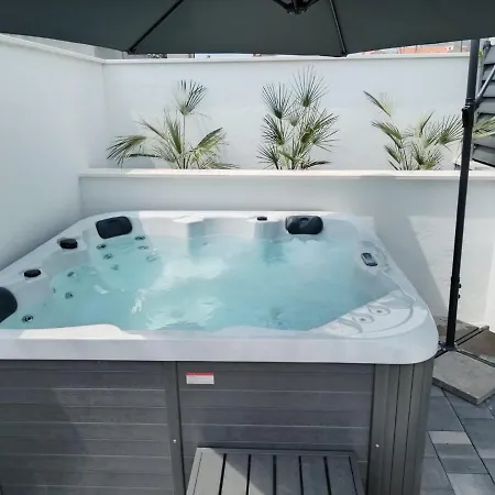 Olive Tree With Jacuzzi Lägenhet *