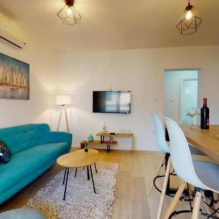 Olive Tree With Jacuzzi Apartment Kastela
