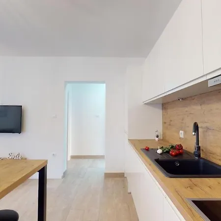 Olive Tree With Jacuzzi Apartment Kastela